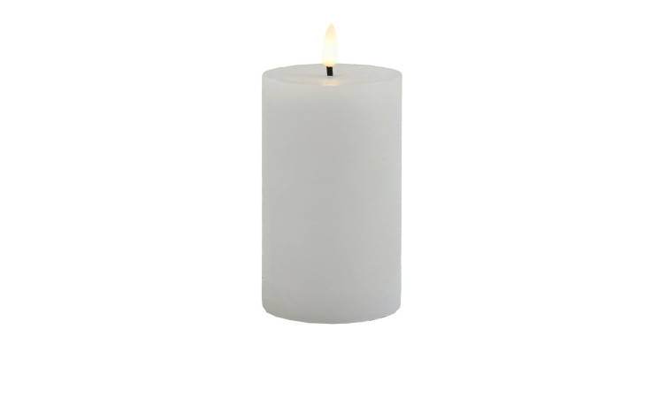 Eine LED-Echtwachskerze 12,5 cm leuchtet sanft vor einem schlichten weißen Hintergrund.