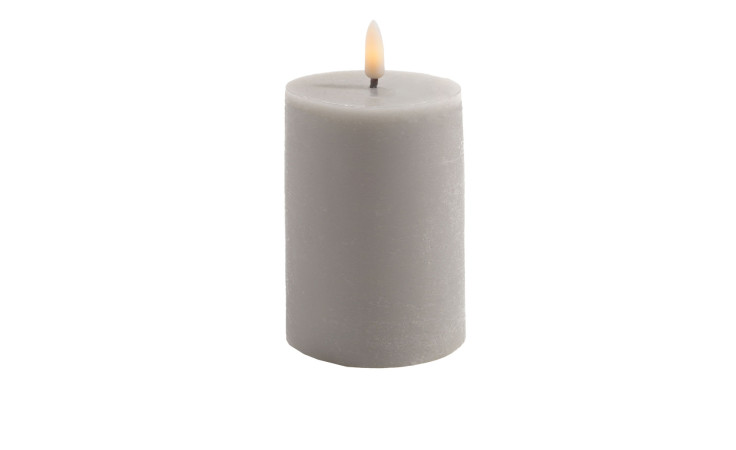 Eine einzelne graue LED-Echtwachskerze 10 cm, beleuchtet und aufrecht, auf weißem Hintergrund dargestellt.