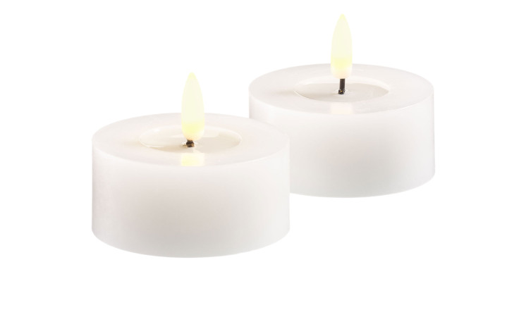 Zwei weiße, runde LED-Teelichter 2er-Set 7 cm mit gelben Flammen auf weißem Hintergrund.
