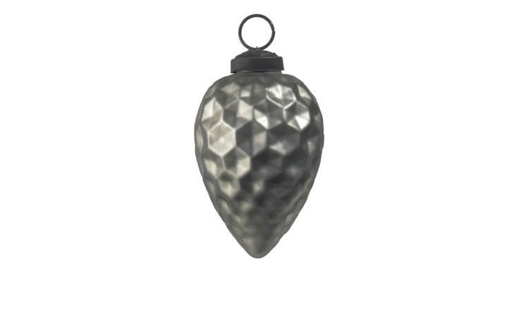 Glas-Christbaumzapfen 8 cm, facettiertes silbernes und grünes Ornament mit hängendem Ring, isoliert auf weißem Hintergrund.