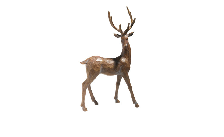 Der Hirsch 46 cm ist eine braune Holzskulptur eines stehenden Hirsches mit Geweih, isoliert auf einem weißen Hintergrund.
