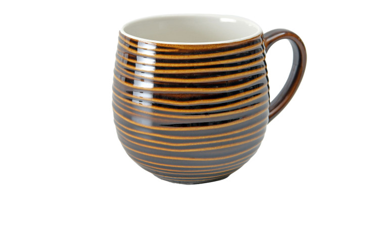 Ein Kaffeebecher 460 ml mit horizontalen gelben Streifen, Henkel, 9 cm Durchmesser, auf weißem Grund.