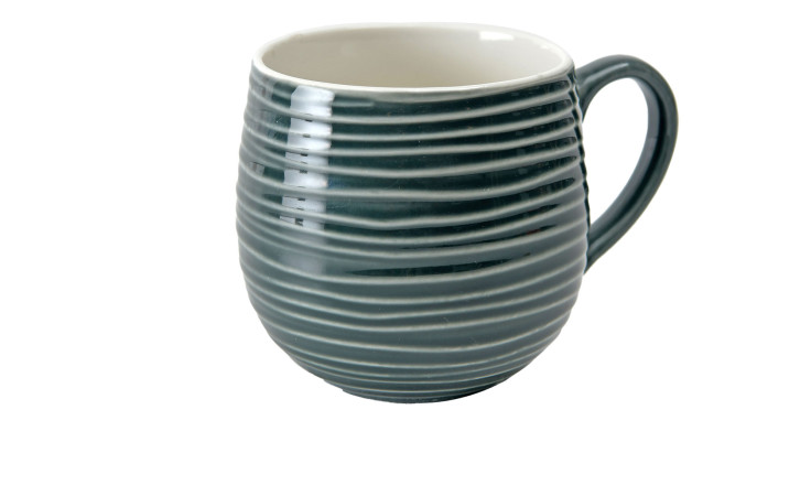 Grüner Kaffeebecher 460 ml aus Keramik mit Griff, horizontalen Rillen und 9 cm Durchmesser auf weißem Hintergrund.