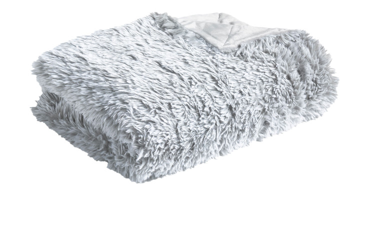 Eine gefaltete, flauschige Fellimitatdecke 150 x 200 cm von Synthetikfaser mit weicher, strukturierter Optik auf weißem Untergrund.