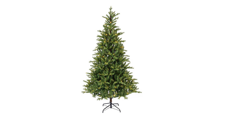 Der Tannenbaum Allison II 210 cm mit Lichtern steht auf schwarzem Metallständer vor weißem Hintergrund.