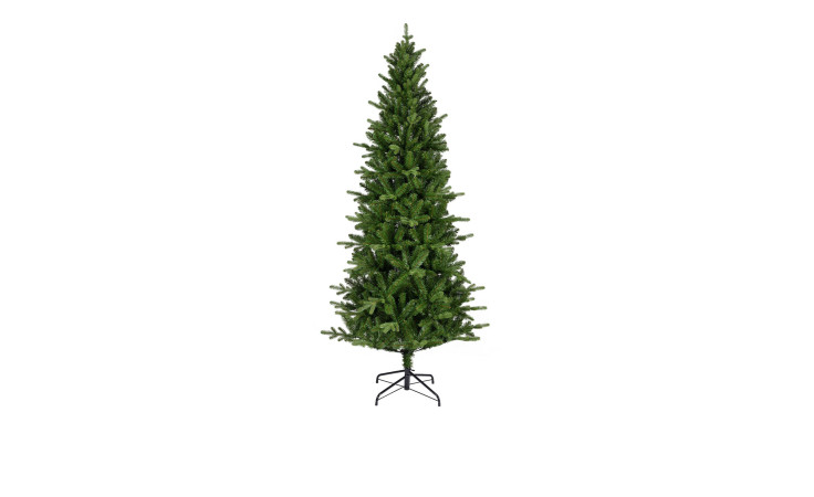 Der Tannenbaum Killington 210 cm, ein hoher grüner Kunststoff-Weihnachtsbaum, steht undekoriert auf einem schwarzen Metallständer.