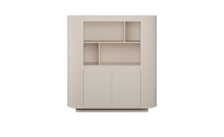 Sandfarbenes Highboard Chania mit abgerundeten Seiten, offenen Fächern oben und zwei geschlossenen Türen unten.