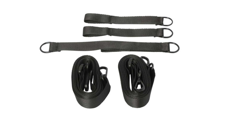 Siena Garden Windsicherung Universal: drei schwarze Gurtbänder mit D-Ringen und zwei Spiralgurte mit Karabinerhaken.