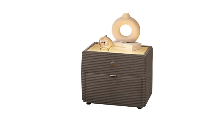Nachttisch Lena mit einem Cordbezug in der Farbe Taupe und Deko auf der beleuchteten Ablagefläche