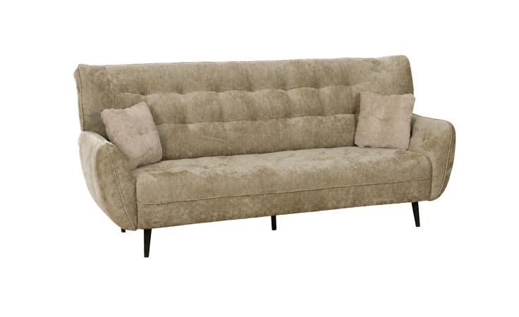 Hellbraunes 3-Sitzer-Sofa „Nika“ mit Kaltschaumpolsterung, zwei Kissen und schwarzen Holzfüßen vor weißem Hintergrund.