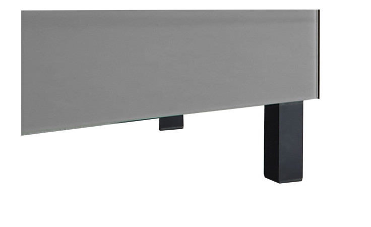 Zwei gerade Metallfüße am Unterteil vom Highboard