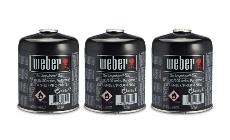 Drei schwarze Weber Gas-Kartusche für Q 100/1000-Serie, je 445g, stehen nebeneinander auf weißem Grund.
