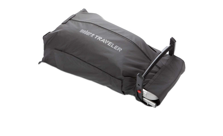 Ein Weber Transportschutz für Traveler-Grill, hergestellt aus fettbeständigem Stoff, abgebildet zusammengeklappt für Lagerung oder Transport.