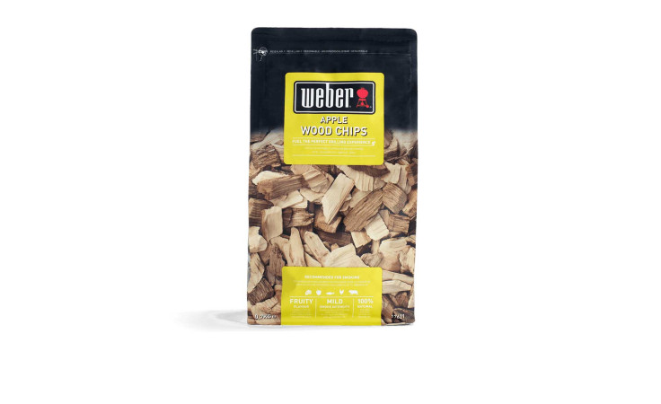 Ein 0,7 kg Beutel Weber Räucherchips Apfelholz mit süßem Aroma, ideal zum Grillen und Räuchern von Fischfilet.