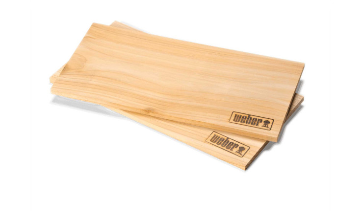 Drei Weber Räucherbretter Groß, ideal zum Grillen von Fisch, sind auf einem weißen Hintergrund gestapelt.