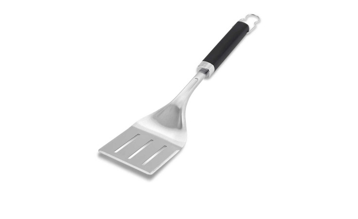 Weber Precision Grillwender aus Edelstahl mit schwarzem Griff und Metallschlaufe, isoliert auf weißem Hintergrund.