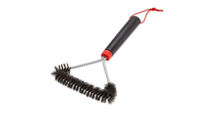 Die Weber Grillbürste dreiseitig, 30 cm, hat einen Komfortgriff und rote Akzente, abgebildet auf weißem Hintergrund.