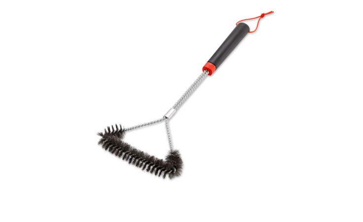Weber Grillbürste dreiseitig, 45 cm, mit Komfortgriff, Metallborsten und roter Schlaufe, auf weißem Hintergrund.
