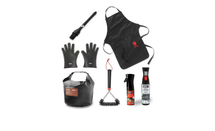 Weber Zubehör-Box SmokeFire: Silikon-Grillhandschuhe, Grillbürste, Reiniger, Schürze, Saucen und Kohle.
