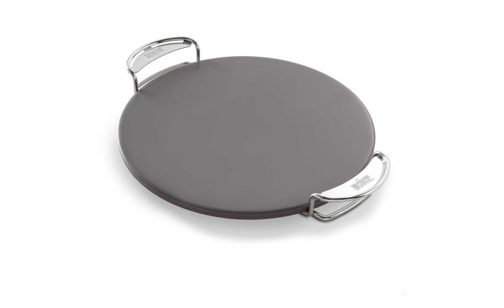 Weber Pizzastein Weber CRAFTED mit zwei Metallgriffen, für Weber CRAFTED System, auf weißem Hintergrund.
