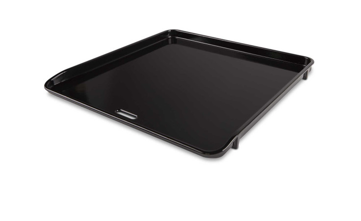 Ein schwarzes Weber Grillplatte CRAFTED Backblech mit erhöhtem Rand, abgebildet auf weißem Hintergrund.