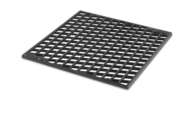 Ein schwarzer, quadratischer Weber Anbratrost Weber CRAFTED, ideal zum Anbraten von Fleisch, abgebildet auf einem weißen Hintergrund.