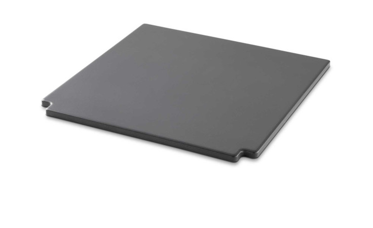 Ein flacher, quadratischer, dunkelgrauer Weber Grillstein CRAFTED Glasierter Grillstein auf weißem Hintergrund.