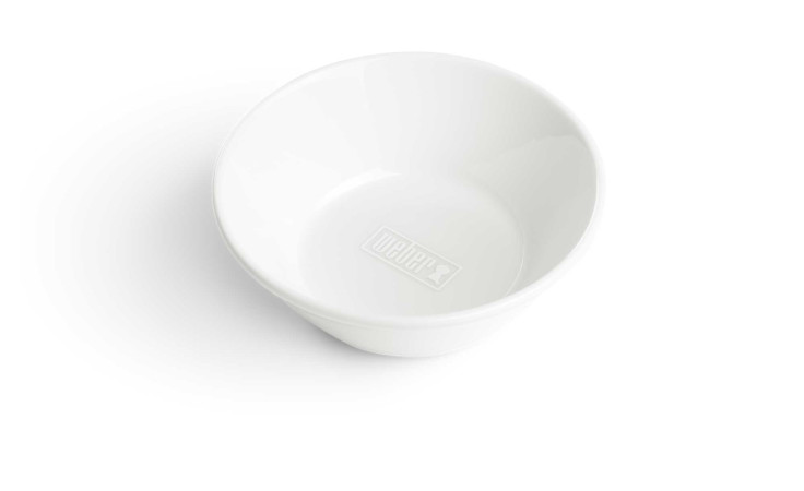 Eine kleine, leere weiße Keramikschale aus dem Weber Schälchen 2er-Set mit strapazierfähiger Oberfläche auf weißem Grund.