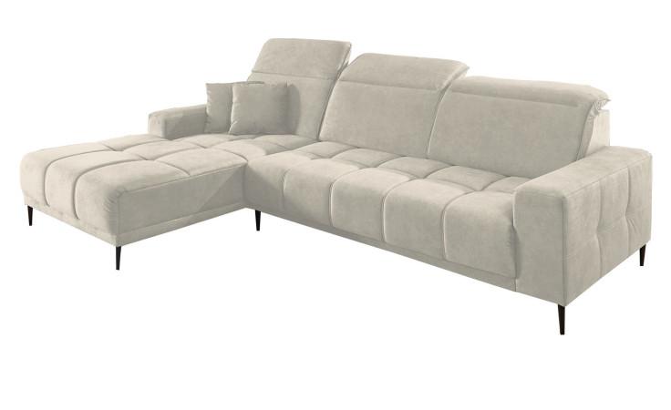 Wohnlandschaft Luan in Creme mit Ottomane links, Wohnlandschaft mit Kopfteilverstellung und gesteppten Polstern freigestellt auf weißem Grund.
