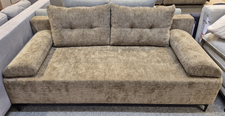 Verwandlungssofa Potsdam, groß, Chenille Eden Mink, 2 Kissen, Klappfunktion mit Bettkasten, im Showroom.