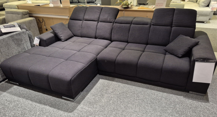Wohnlandschaft Marbella: modernes dunkelgraues Sofa aus Stoff „Neve“ (Farbe 100), kapuzenverzierte Kissen, verchromte Beine, 2 kleine Kissen.