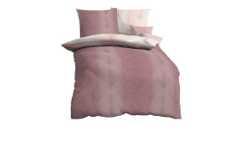 Ein hübsch gemachtes Bett mit mauve-beiger Satin-Bettwäsche Ikone 135 x 200 cm mit dezentem Blattmuster.