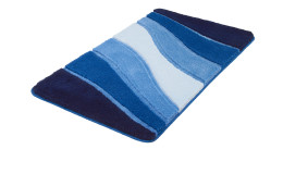 Kleine Wolke Badteppich Ocean 70 x 120 cm mit gewellten blauen und marineblauen Streifen auf weißem Kunstfasergrund.