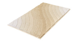 Badteppich Tender in der Farbe Beige, mit einem Farbverlauf Richtung Weiß. Der Teppich hat Maße von 70 x 120 cm. 