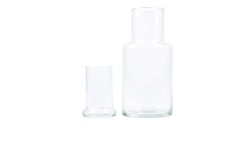 Karaffe mit Trinkglas