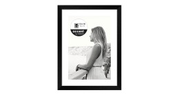 Bilderrahmen Aura 13 x 18 cm mit einem schwarzen Holzrahmen und transparentem Glas.