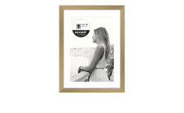 Bilderrahmen Aura 13 x 18 cm mit einem holzfarbenen Holzrahmen und transparentem Glas.