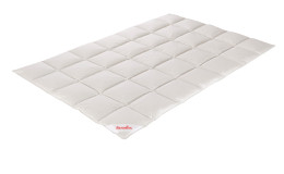 Das Daunenbett Giona 155 x 220 cm, weiß und gesteppt, liegt flach auf weißem Hintergrund.