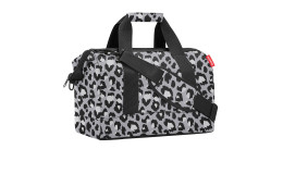 Graue und schwarze Reisenthel Reisetasche Allrounder M mit Leopardenmuster, schwarzen Griffen, Schulterriemen und rotem Seitenanhänger.