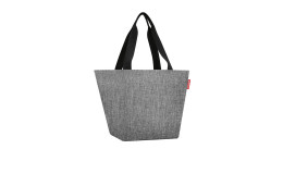 Eine Reisenthel Handtasche Shopper M in Grau Twist, recyceltes Polyester, schwarze Träger, rotes Etikett, auf weißem Hintergrund.