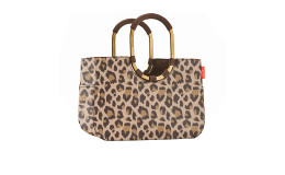 Reisenthel Einkaufstasche Loopshopper L in Leo Macchiato mit rundem Aluminiumgriff und Seitentasche auf weißem Grund.