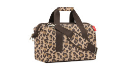 Reisenthel Reisetasche Allrounder M aus braunem Polyester mit schwarzen Griffen und verstellbarem Schulterriemen.