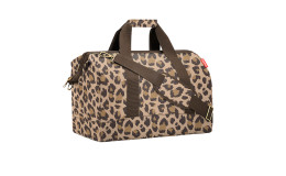Reisenthel Reisetasche Allrounder L in Leo Macchiato Druck mit braunen Griffen, verstellbarem Gurt und Polyestergewebe.