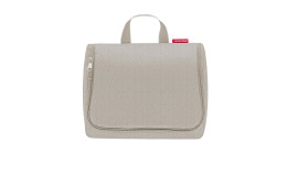 Reisenthel Kulturtasche Toiletbag XL in Herringbone Sand mit Tragegriff, Reißverschlusstasche vorne und rotem Etikett auf recyceltem Polyester.