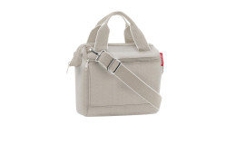 Die Umhängetasche Allrounder Cross von Reisenthel ist eine beigefarbene Umhängetasche aus recyceltem Polyester mit Tragegriffen und Reißverschlusstasche vorne.