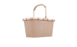 Der Reisenthel Einkaufskorb Carrybag ist eine beigefarbene Tragetasche mit geschwungenem Griff und Aluminiumrahmen, hergestellt aus recyceltem Polyester.