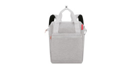 Hellgrauer Reisenthel Rucksack Allrounder R, recyceltes Polyester, schwarze Gurte, rotes Etikett auf weißem Hintergrund.