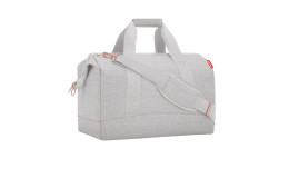 Reisenthel Reisetasche Allrounder L aus hellgrauem recyceltem Polyester, kurze Griffe, Reißverschluss und verstellbarer Riemen.