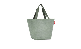 Reisenthel Handtasche Shopper M in hellgrün, recyceltes Polyester, zwei Griffe, roter Anhänger, isoliert auf weiß.