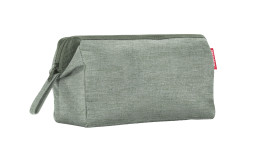 Die Reisenthel Kulturtasche Travelcosmetic ist eine kleine, rechteckige Twist Sage-Tasche mit Reißverschluss und rotem Seitenanhänger.